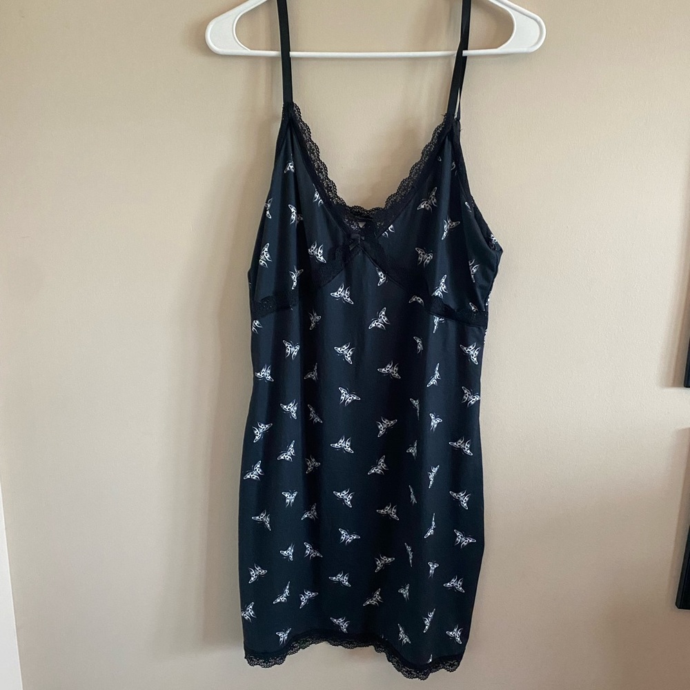 Butterfly print skin tight dress with lace outline